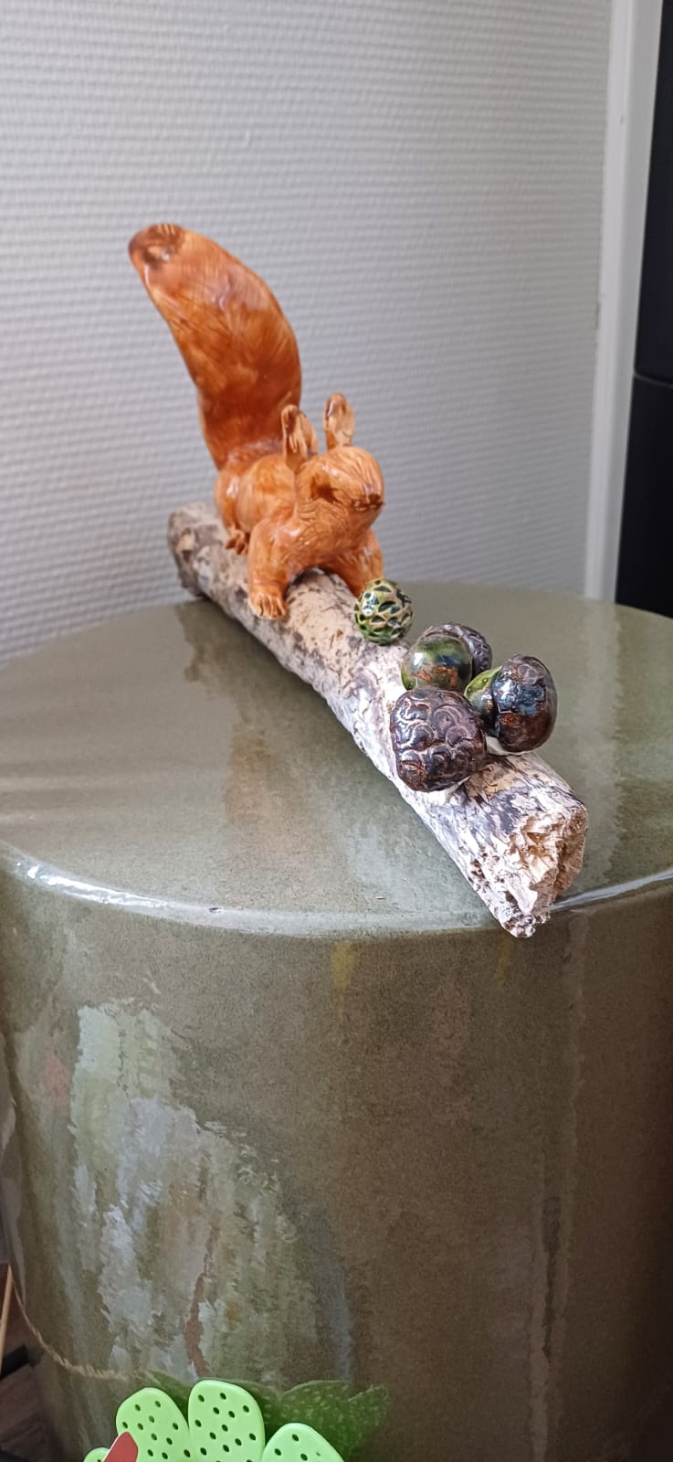 Poterie d'un ecureuil en chasse